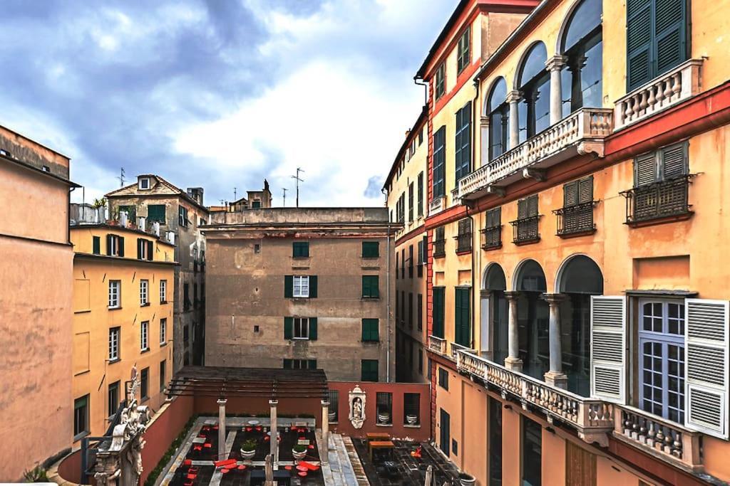 Bright Window Vista Su Palazzo Rosso